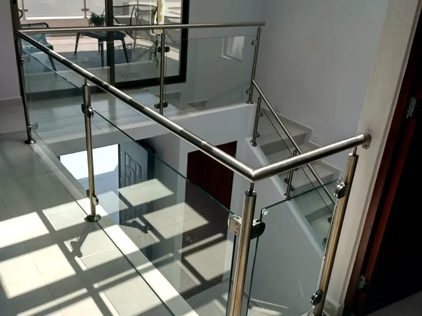 Barandal de cristal instalado en escalera interior
