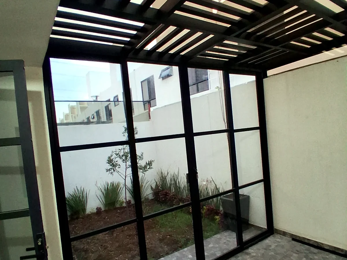 Pérgola de cristal y estructura metálica