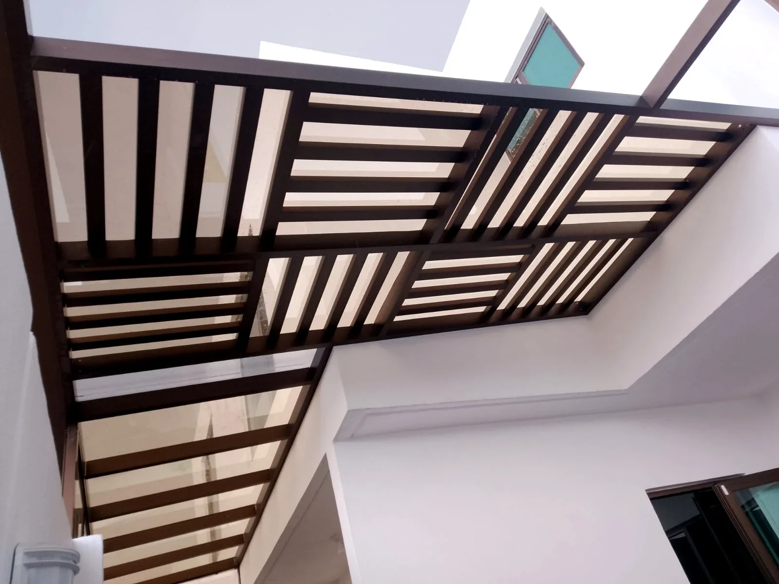 Pérgola de cristal con estructura metálica